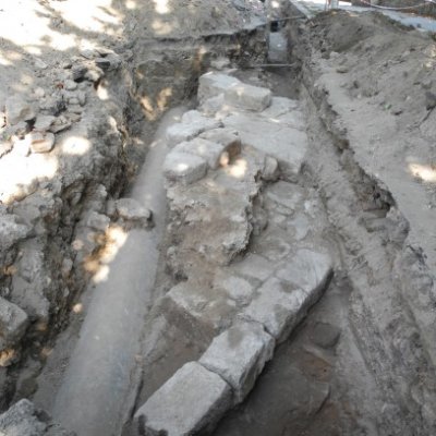 Traiectoria unei conducte de apă, deviată după descoperirea unor construcţii din secolele trecute